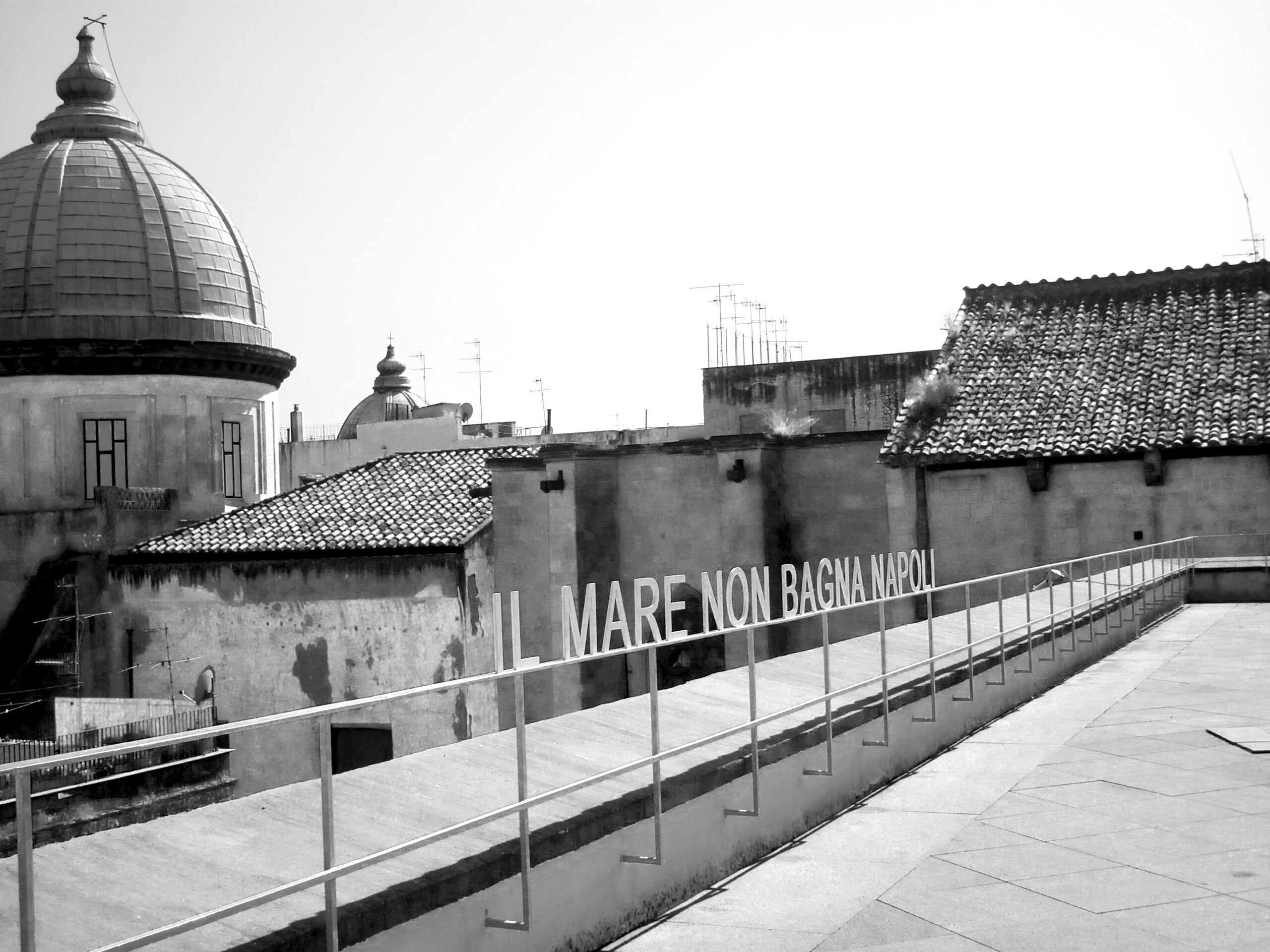 Dal tetto del Museo Madre , che fa vedere tetti e cupole